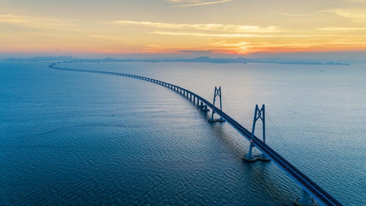 cel mai lung pod maritim din lume are 55 de kilometri lungime si rezista la cutremure chinezii l au facut in 9 ani