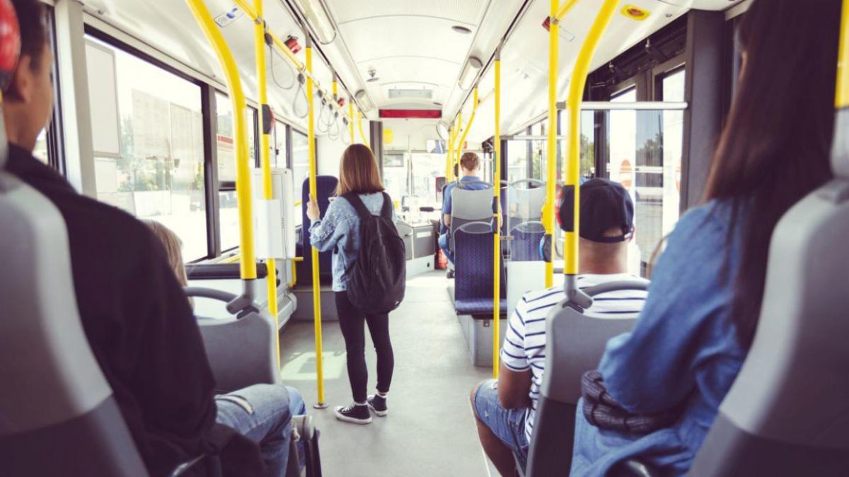oameni in autobuz