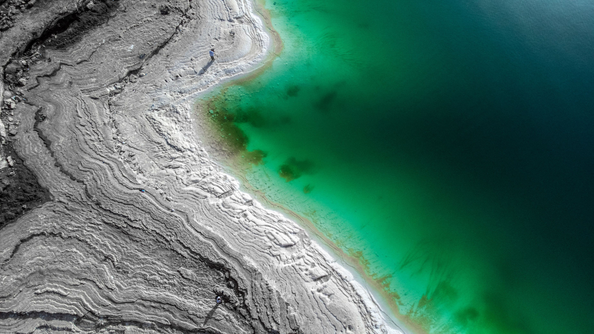 in inima unui desert de sare o mare moare accelerat unul dintre cele mai spectaculoase ecosisteme dispare iar salvarea e incerta