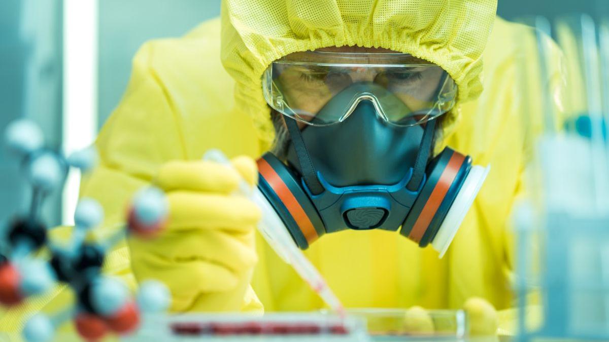 barbat in costum de protectie bacteriologica