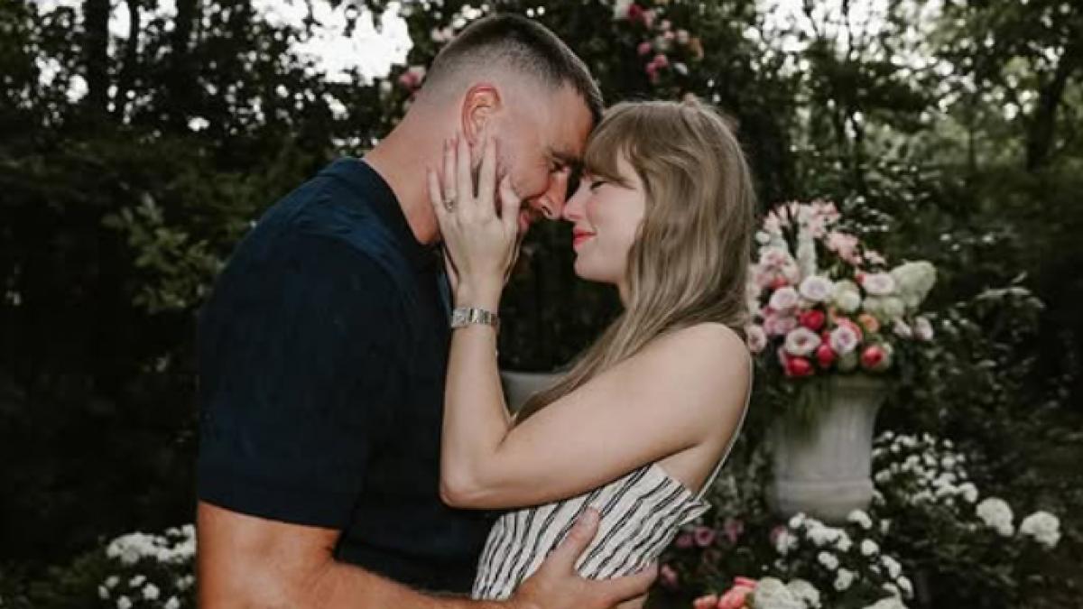 Taylor Swift şi Travis Kelce se saruta inconjurati de plante si flori