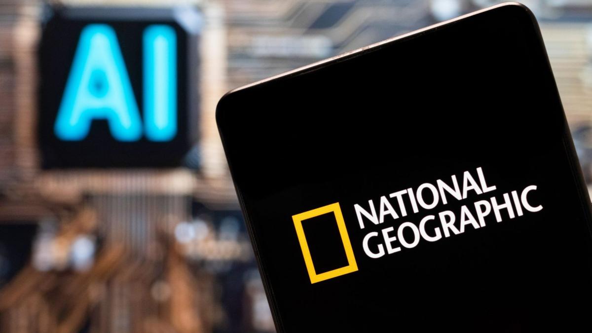 telefon cu logo national geographic