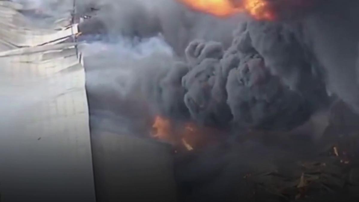 incendiu puternic in livermore california un hambar distrus explozii in timpul interventiei