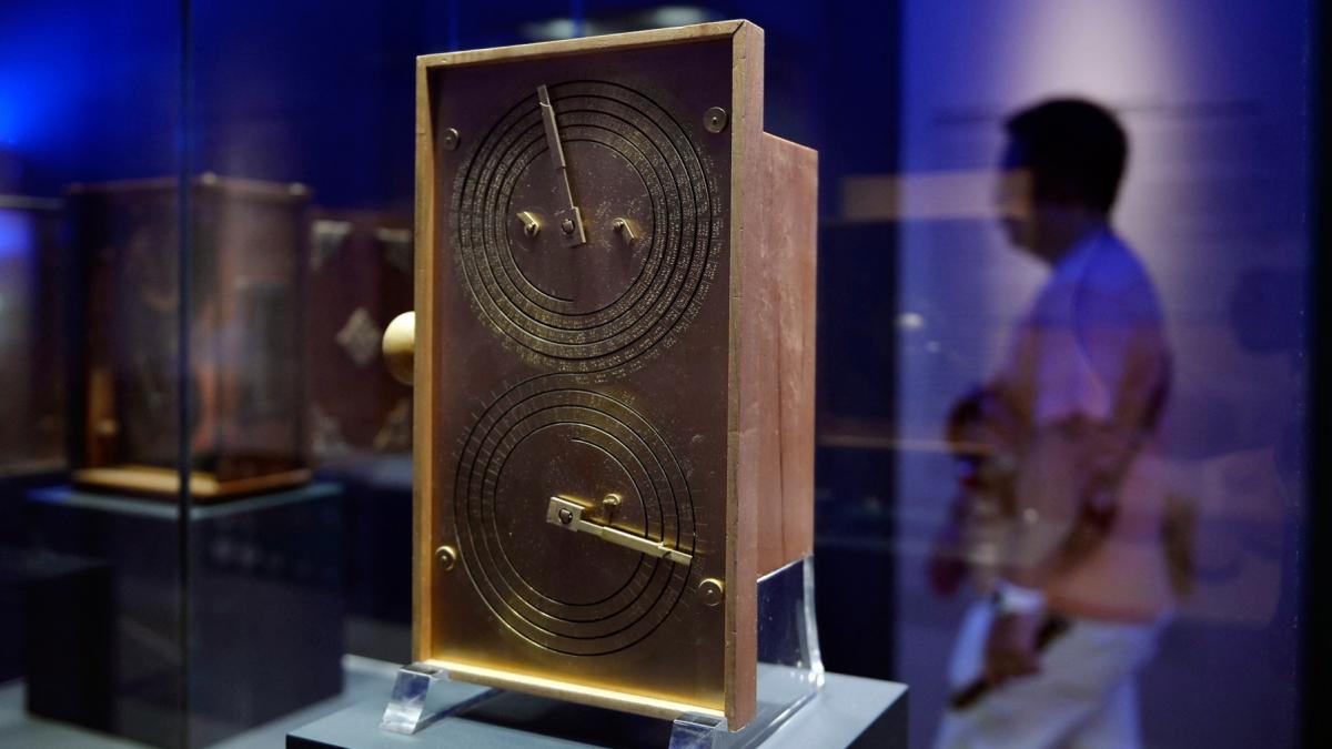 mecanismul de la antikythera descoperit intr o epava in 1901 computerul antic care prezicea viitorul nu a avut rival 1 400 de ani