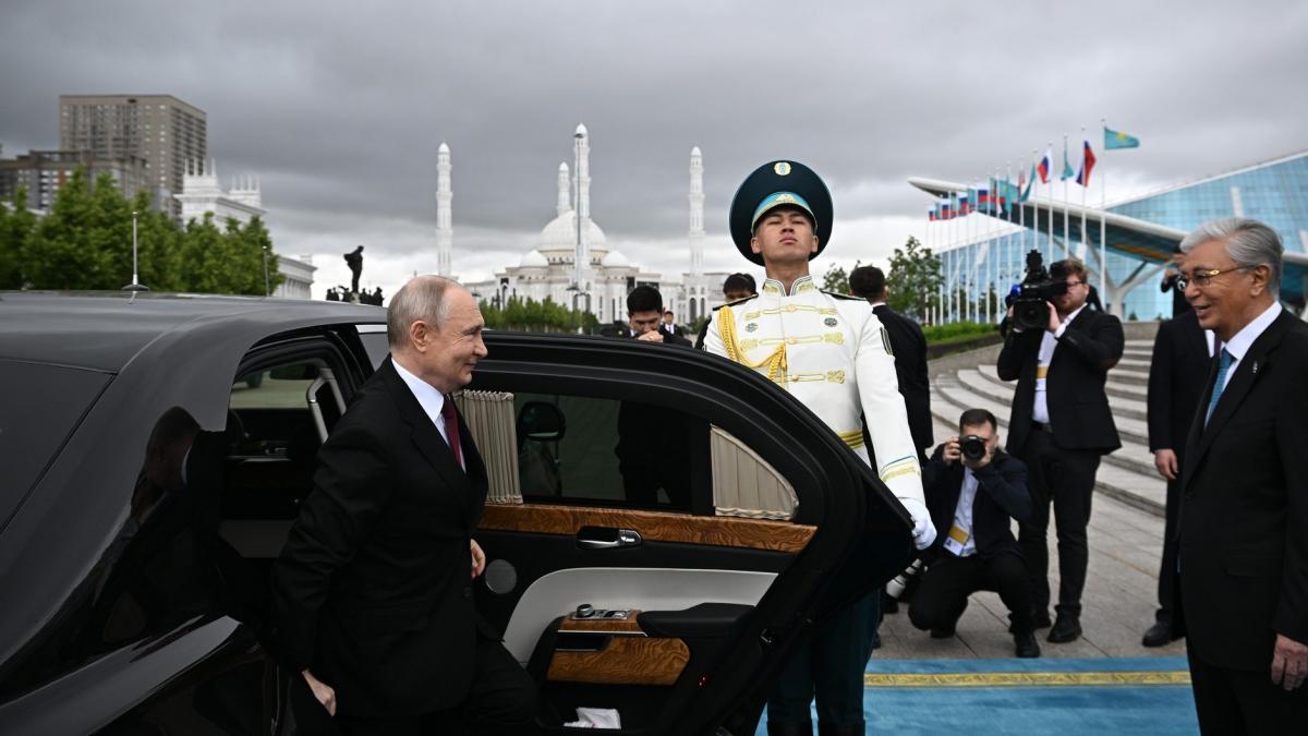 paranoia lui putin atinge noi cote coloana sa oficiala are masini cu sisteme de razboi electronic si platforma pentru mitraliera