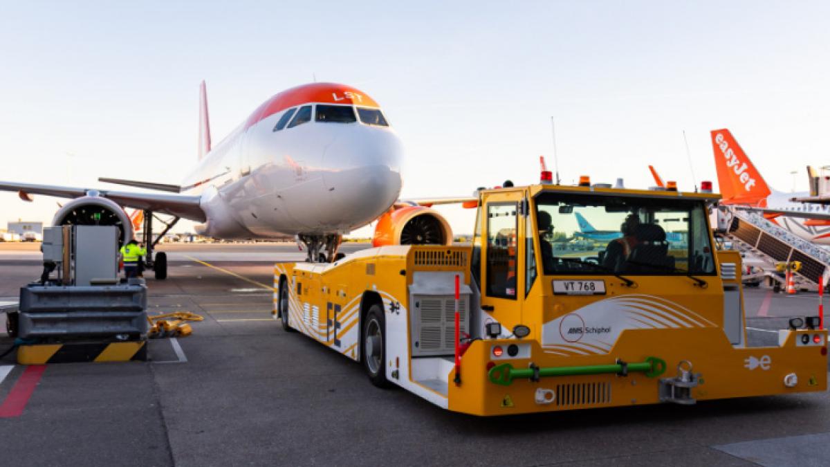 pe aeroportul din amsterdam un robot muta avioanele pe pista ca sa se economiseasca kerosenul