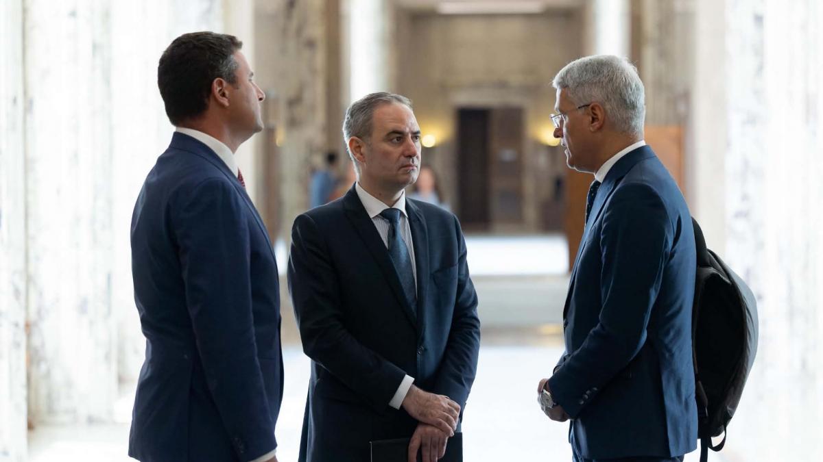 pislaru spune ca ar face parte dintr un guvern de tehnocrati condus de alexandru nazare cred ca e o chestiune de responsabilitate