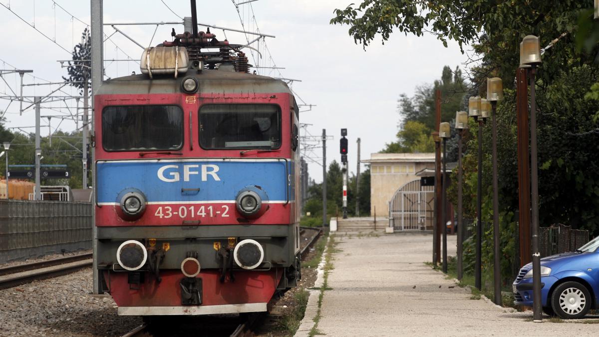 poza in care apare un tren al CFR Marfă care aşteaptă în Gara Băneasa din Bucureşti