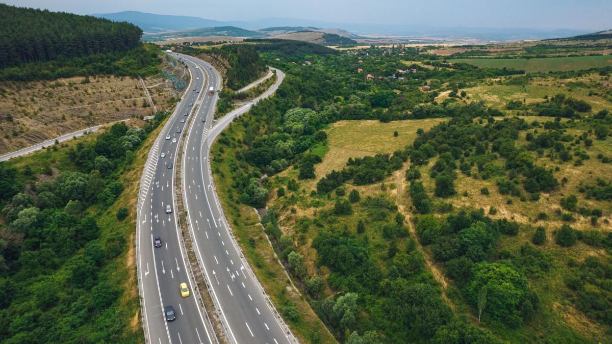 bulgarii construiesc autostrada care scurteaza drumul romanilor pana in grecia ce traseu va avea