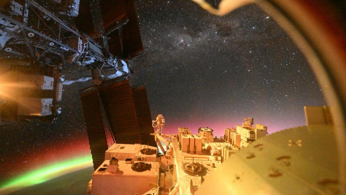 imagine uimitoare surprinsa in spatiu un astronaut a fotografiat aurora boreala deasupra pamantului de la bordul iss