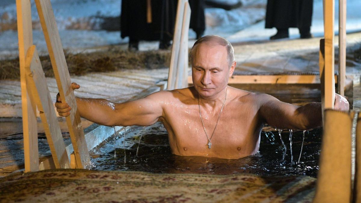 vladimir putin in timpul scufundarii intr-un lac inghetat
