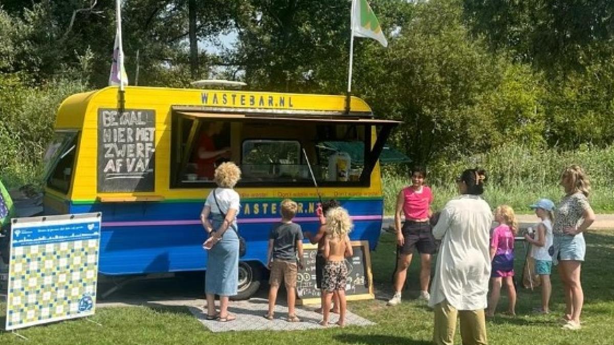 la un food truck din olanda oamenii nu platesc cu bani ci cu mucuri de tigara stranse de pe jos initiativa unica impotriva poluarii