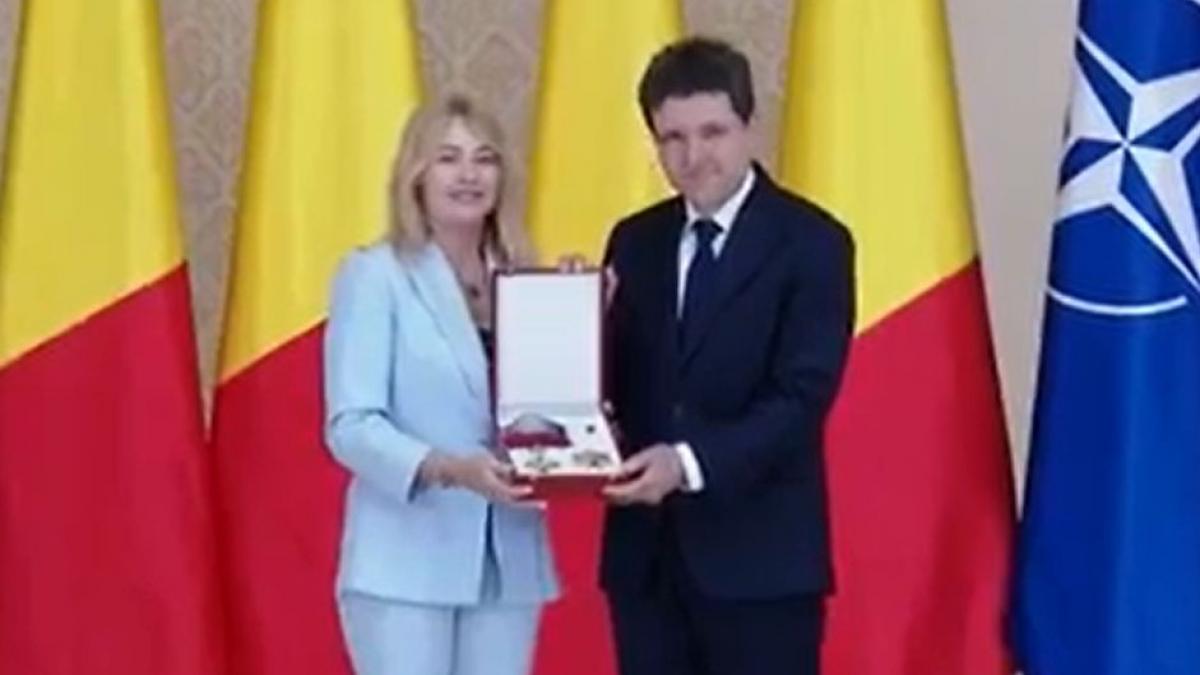 nicusor dan la decorarea nadiei comaneci va felicit pentru ca nu ati fost doborata de glorie si ati ramas o persoana vie