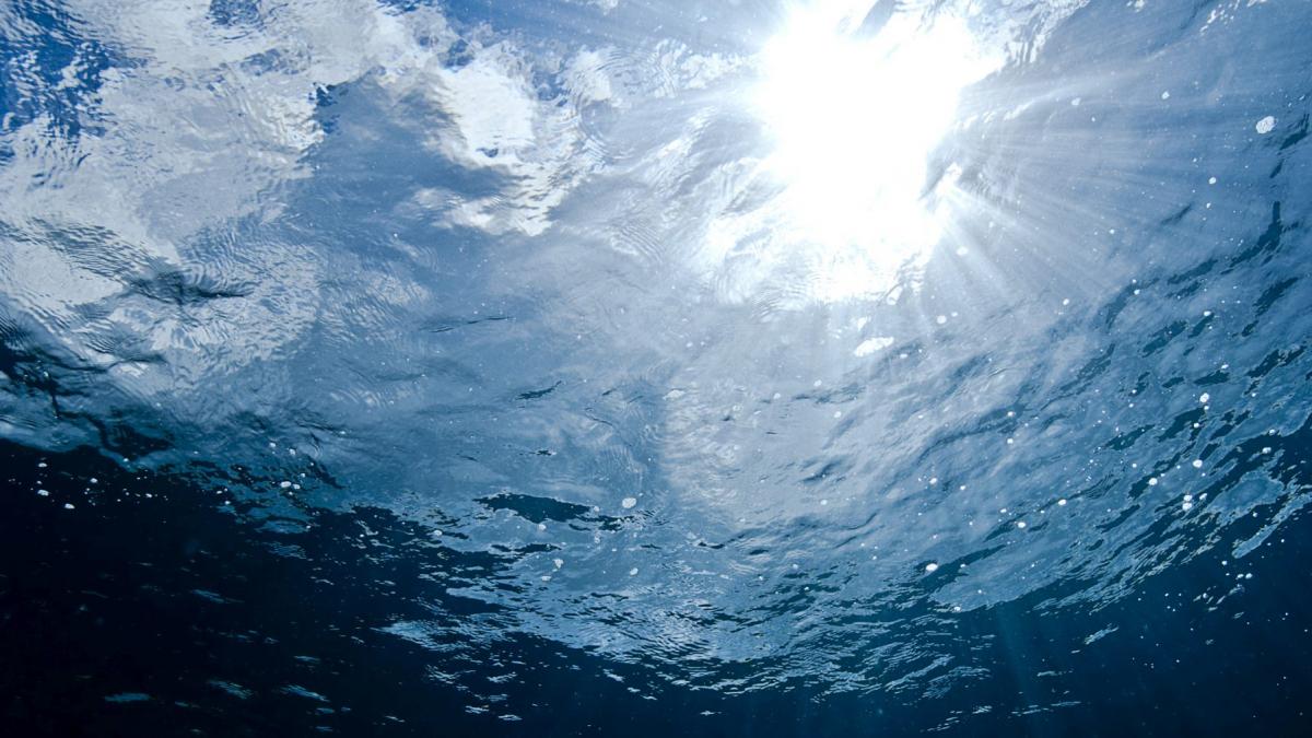 fotografie din ocean catre suprafata sper soare