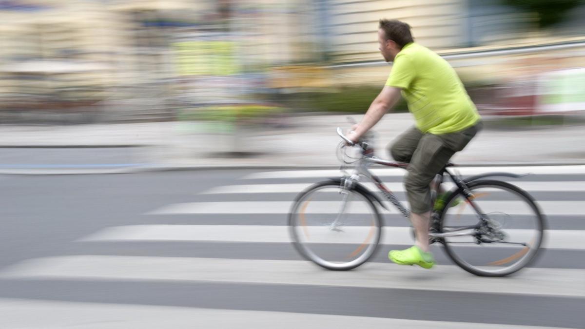 un barbat a fost concediat dupa 33 de ani pentru ca venea cu masina la munca desi era platit sa vina cu bicicleta