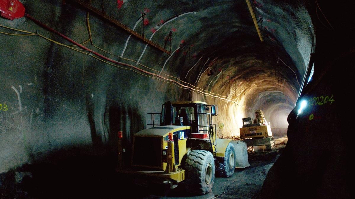 cel mai lung tunel feroviar din lume e aproape gata va traversa alpii pe sub munti si va lega doua tari cu trenuri de mare viteza