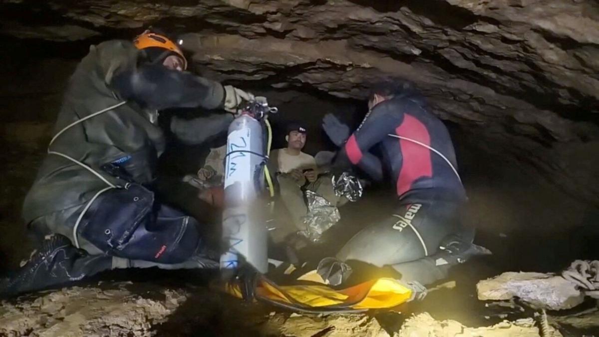 cum s au salvat singuri barbatii blocati intr o pestera din laos imi puneam echipamentul de scafandru sa intru cand au aparut