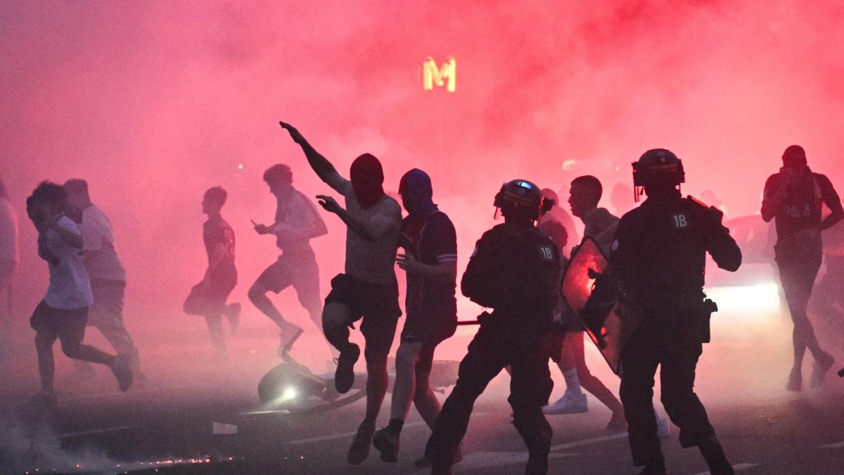 haos pe strazile parisului dupa ce psg a castigat finala ligii campionilor sute de suporteri arestati dupa batai cu politia
