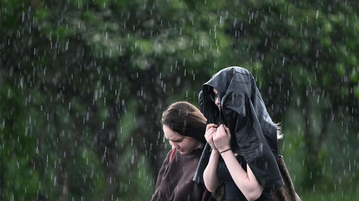 cod galben de ploi torentiale vijelii si grindina in aproape toata tara avertizarea meteo intra in vigoare astazi la ora 12 00