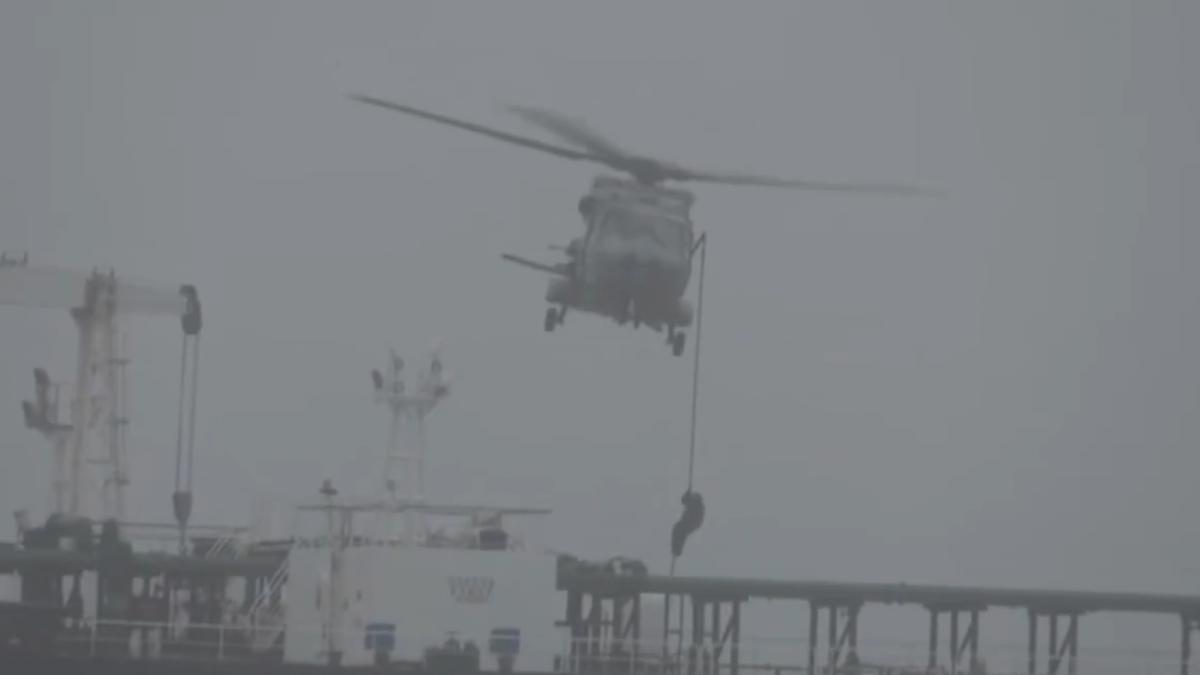 inca un petrolier din flota fantoma rusa a fost sechestrat in atlantic emmanuel macron a facut publice imagini din timpul operatiunii
