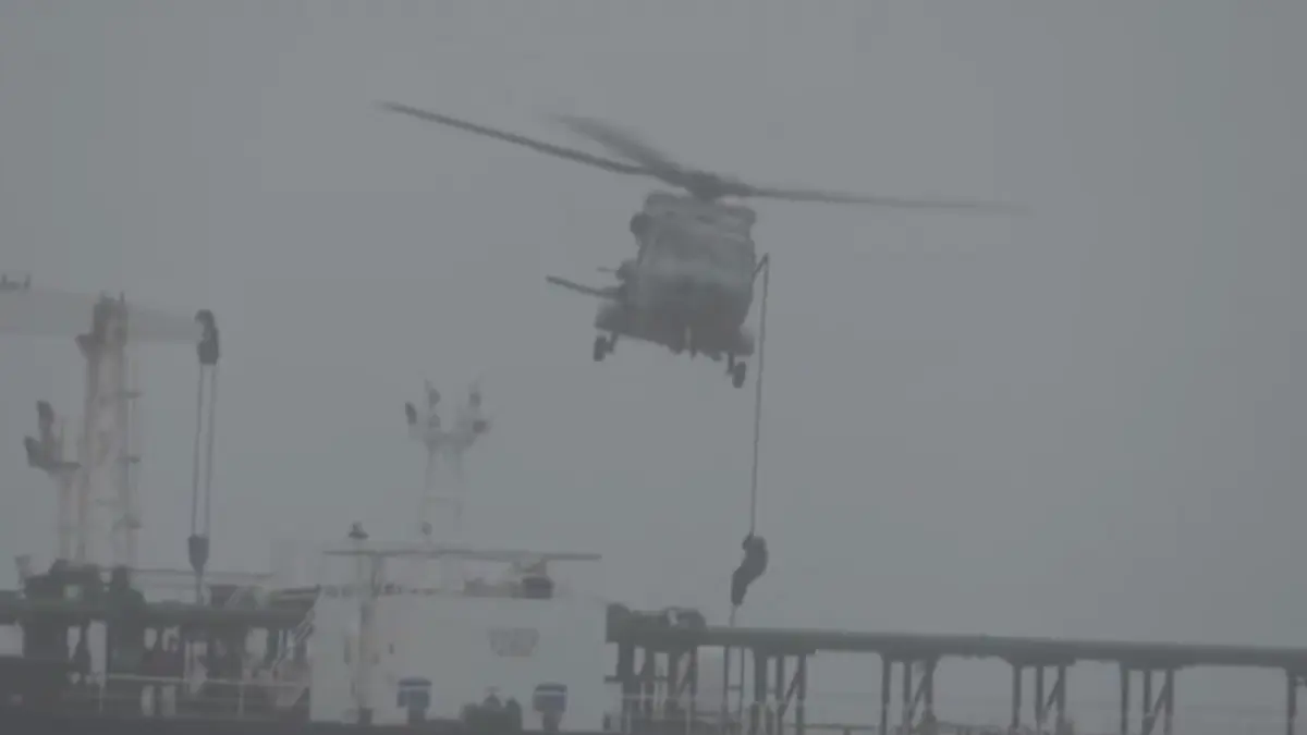 inca un petrolier din flota fantoma rusa a fost sechestrat in atlantic emmanuel macron a facut publice imagini din timpul operatiunii
