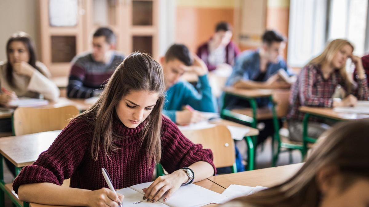 elevi in banci in timpul examenului