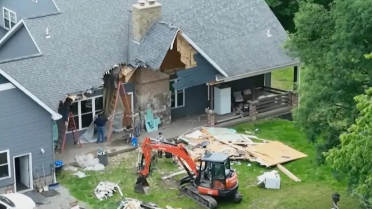 amenintat cu divortul un barbat i a spus sotiei ca darama casa apoi s a urcat in excavator si asta a facut