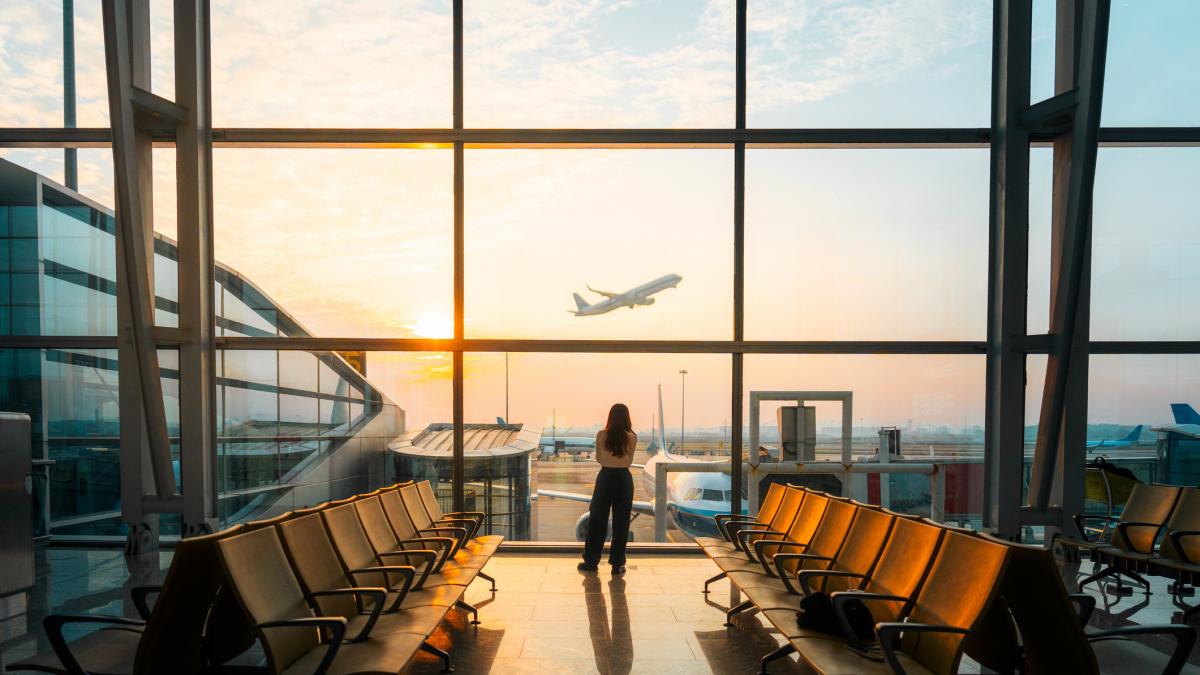 ca sa ajunga din italia in sua o persoana a schimbat 3 companii aeriene si a trecut prin 5 aeroporturi cat a costat biletul