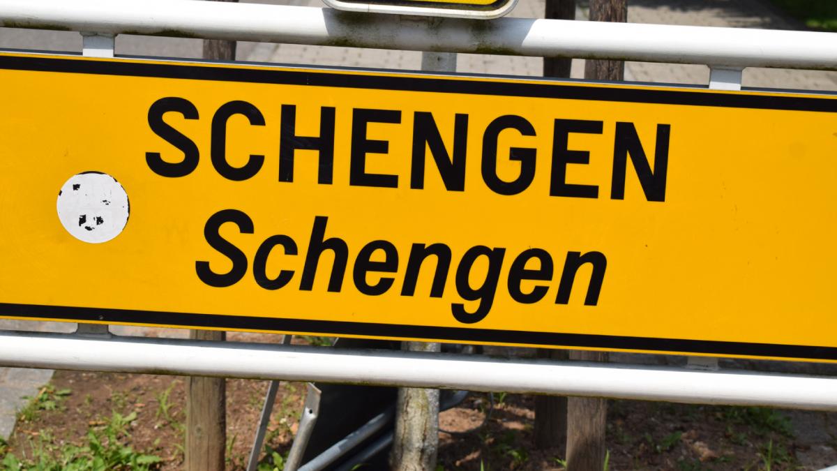 comisia le cere statelor sa nu mai suspende regulile schengen si sa permita circulatia libera noua tari au controale la frontiera