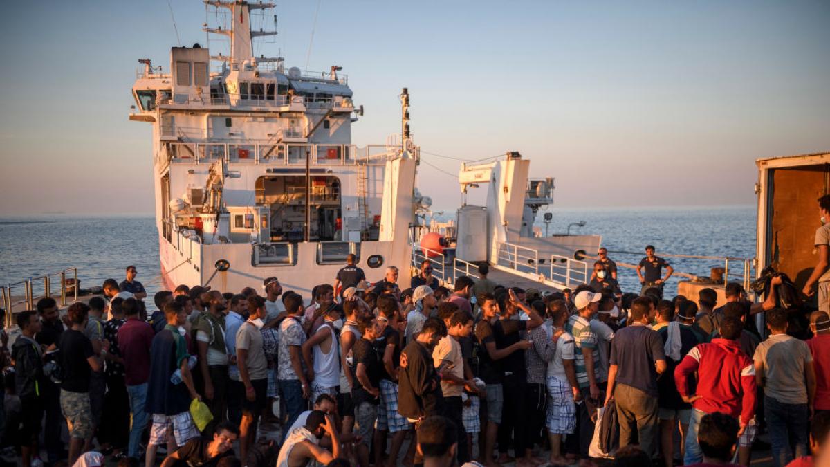 nava cu migranti la Lampedusa in Italia