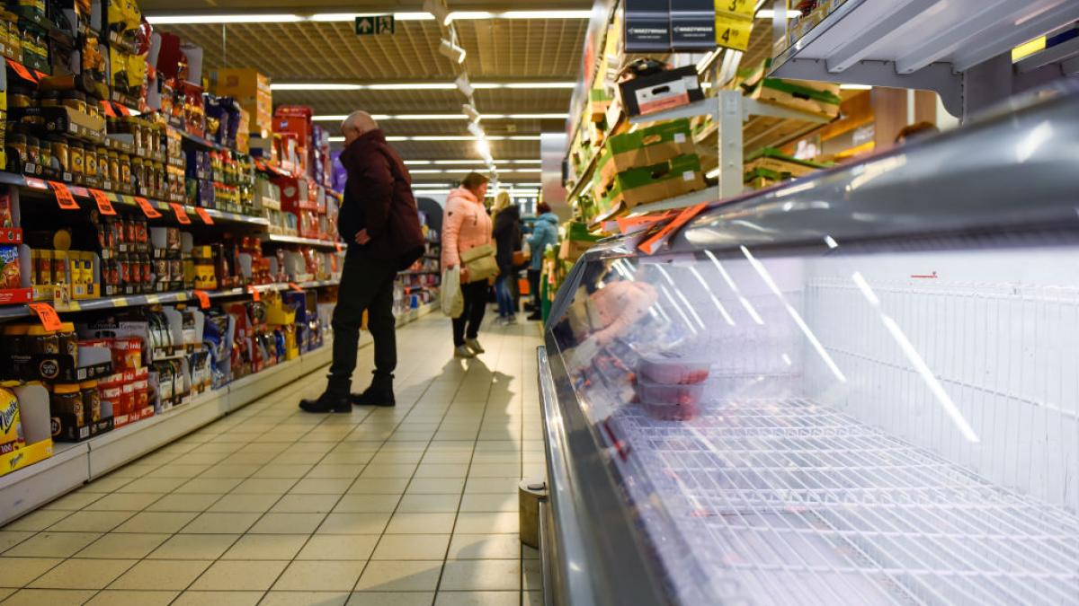 oameni in supermarketul Biedronka