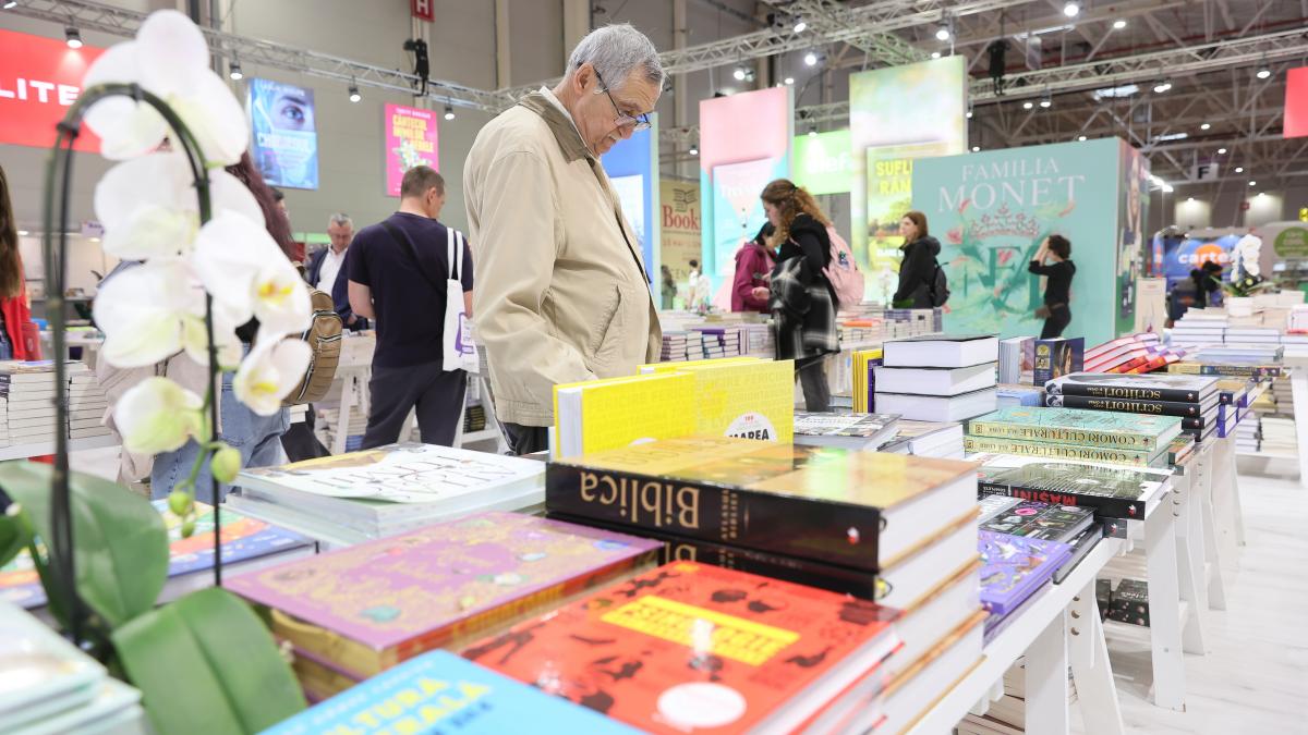 cititor la bookfest se uită la cărți