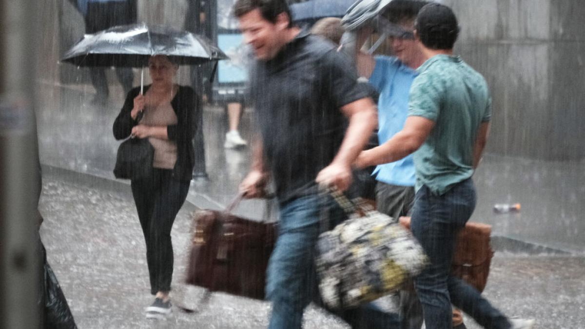 HARTĂ. Furtuni puternice în România: ANM a emis două Coduri galbene. Se anunță ploi torențiale și în București
