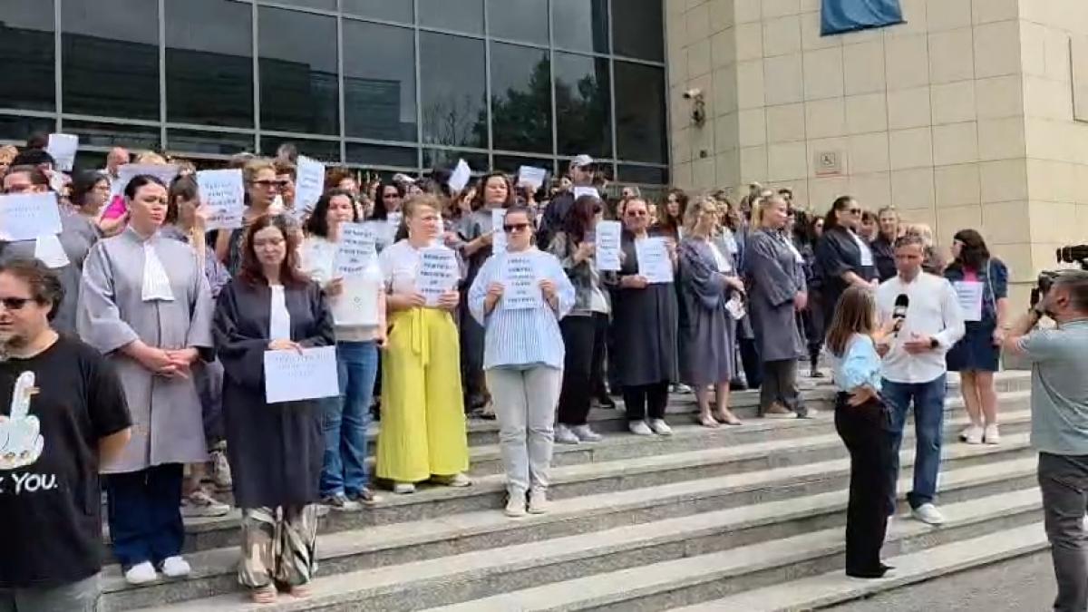 activitatea in instante si parchete este blocata grefierii protesteaza fata de legea salarizarii se vor face doar lucrari urgente