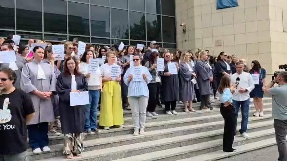 activitatea in instante si parchete este blocata grefierii protesteaza fata de legea salarizarii se vor face doar lucrari urgente