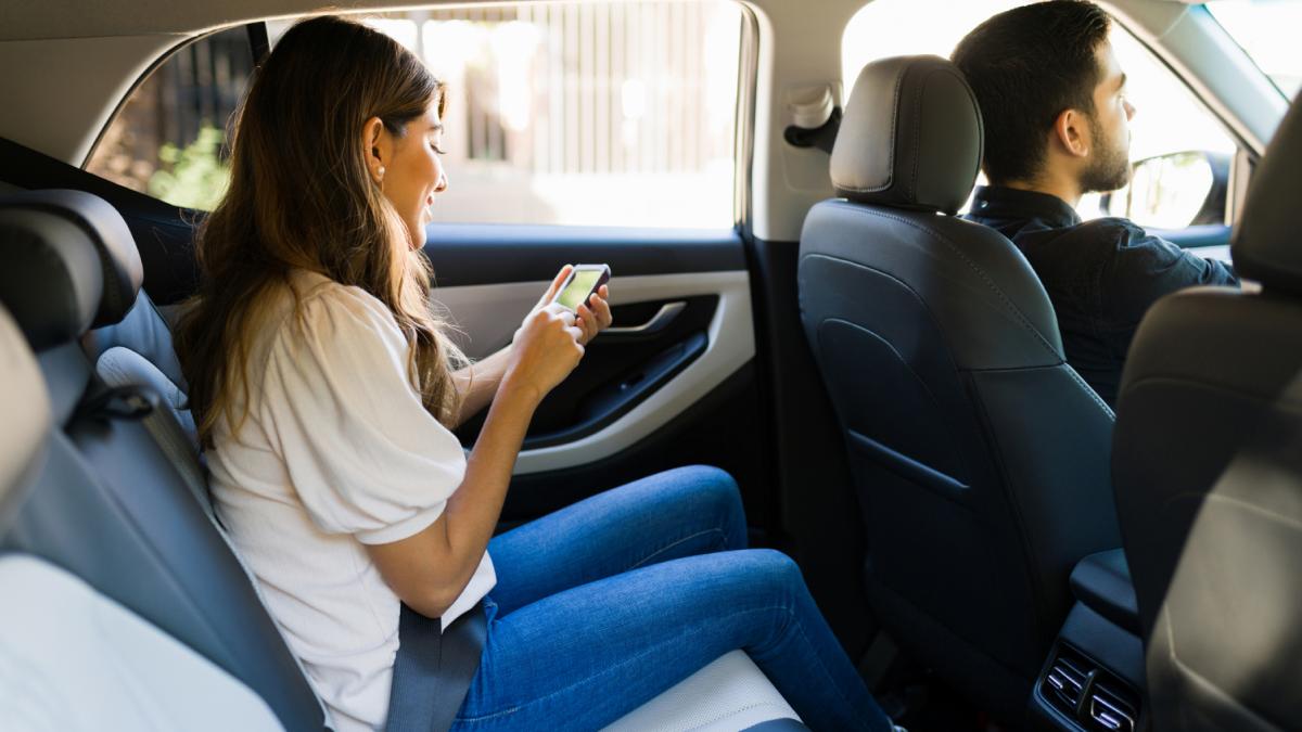 tanara femeie pasager masina sofer ridesharing