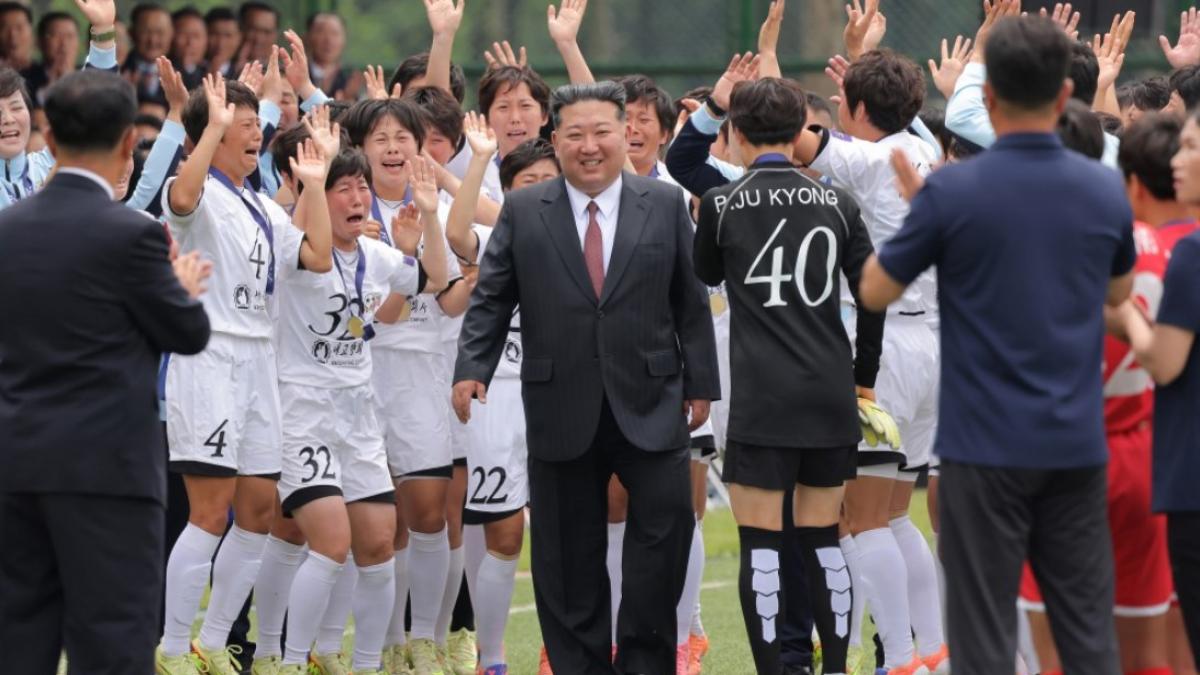 fotbalistele care i au adus lui kim jong un cupa asiei topaie plang si rad in acelasi timp cand il vad pe acesta pe teren video