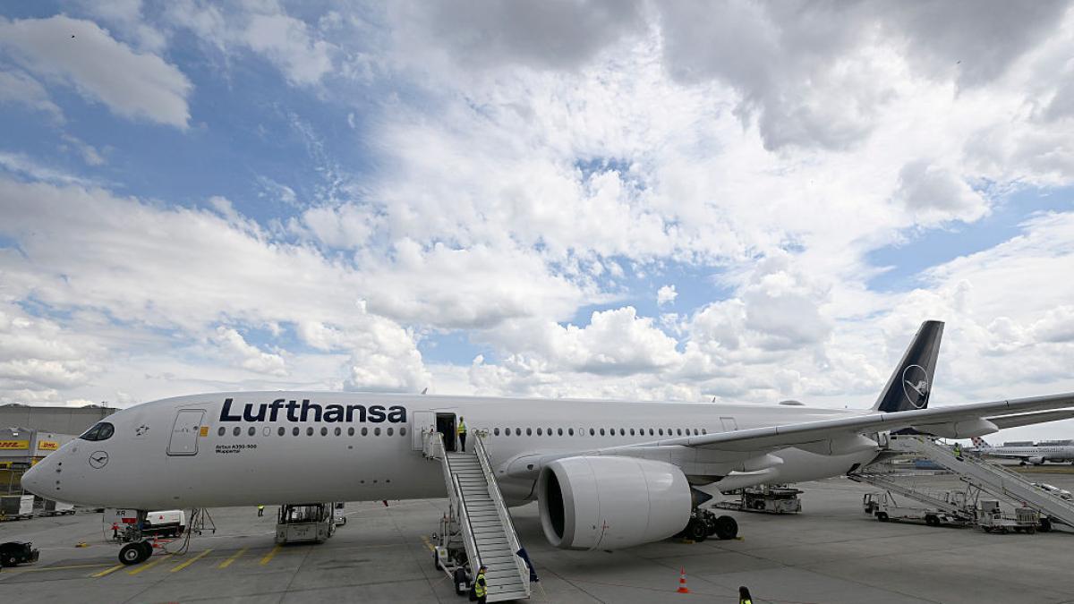 mai multi angajati au fost raniti dupa ce rotile unui avion au cedat pe aeroportul din frankfurt