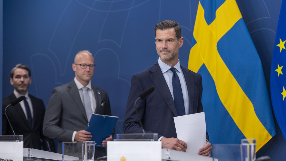 ministrul suedez al migratiei cere ca barbatii ucraineni de varsta militara sa plece din ue si sa se intoarca pe front