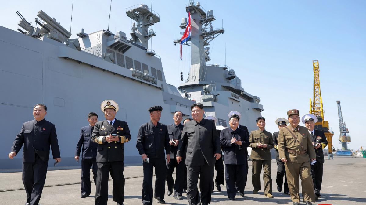 Kim inspecteaza o nava de razboi