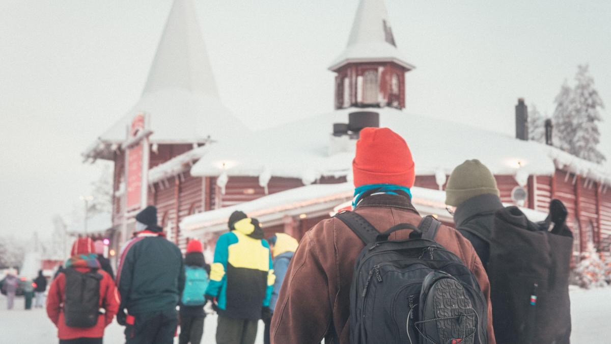 turisti adunati in levi