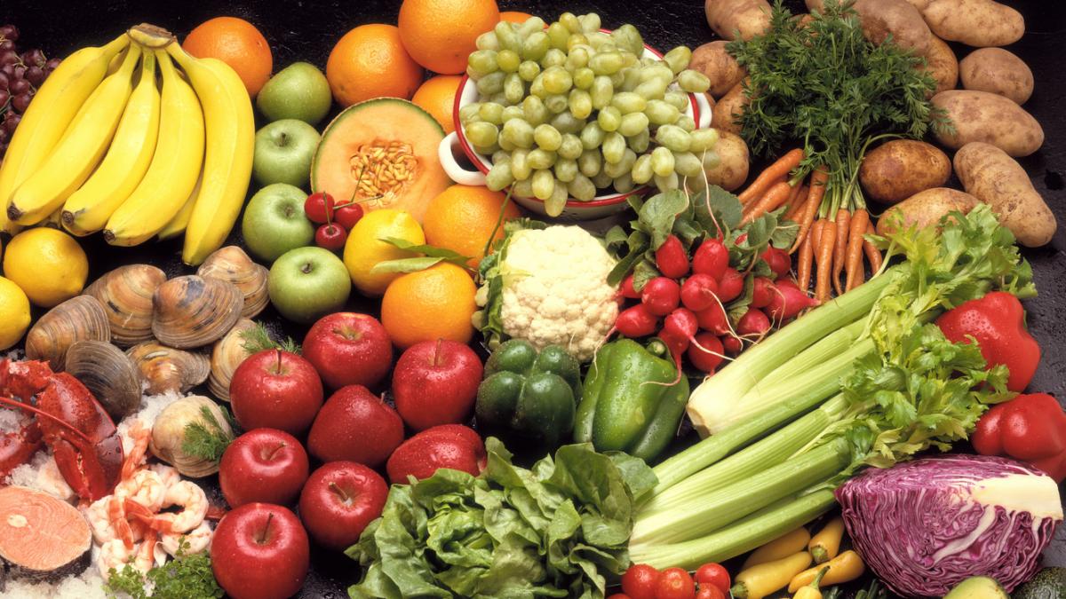 poza in care apar legume, fructe, carne, inclusiv peste