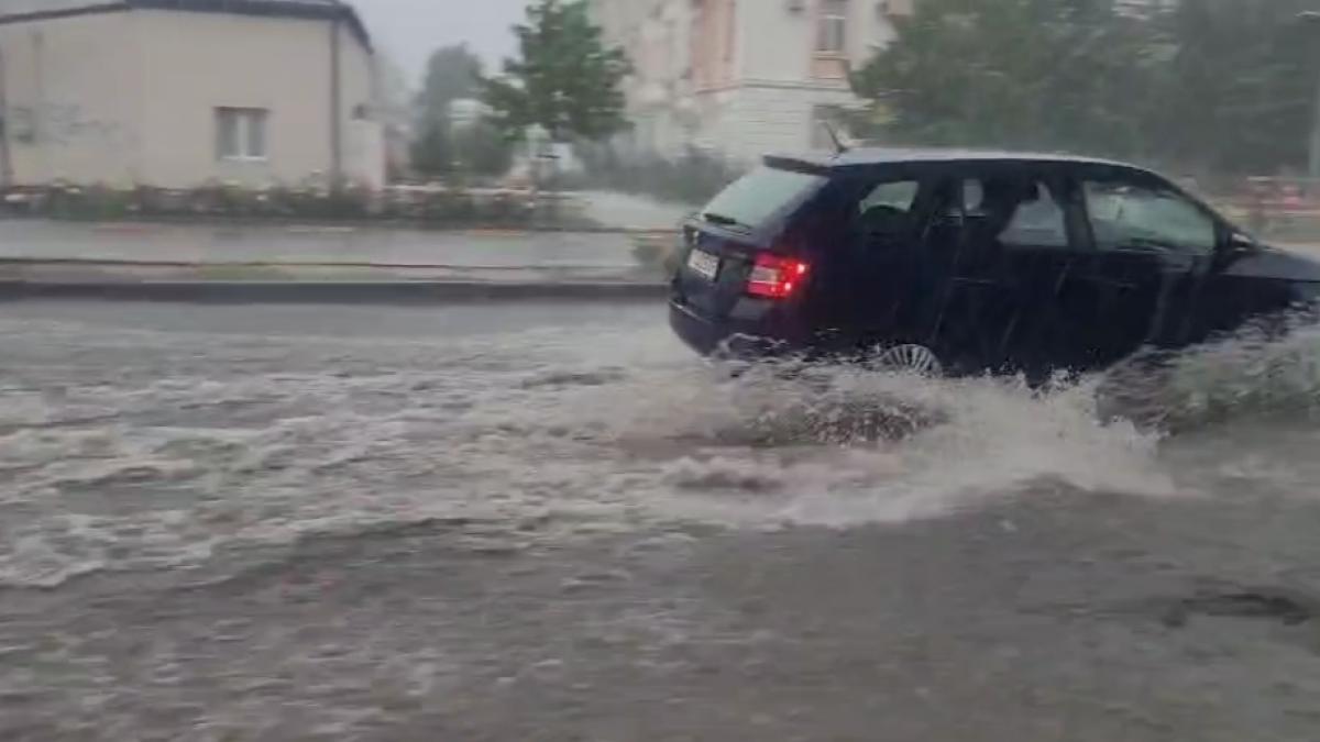 avertizare imediata de la anm cod portocaliu de averse grindina si vant puternic strazile din constanta s au transformat in rauri