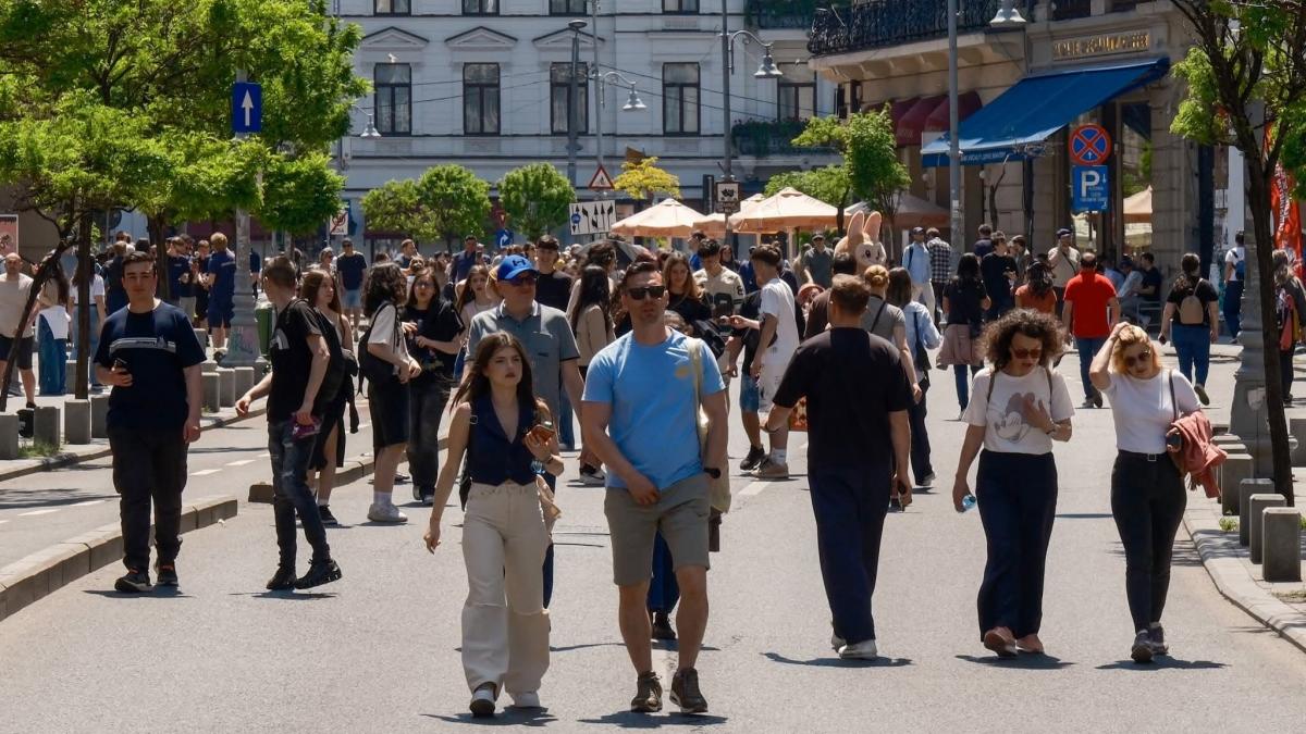calea victoriei din bucuresti redevine pietonala cu ocazia strazi deschise atelier de pictura tur ghidat si dezbateri duminica