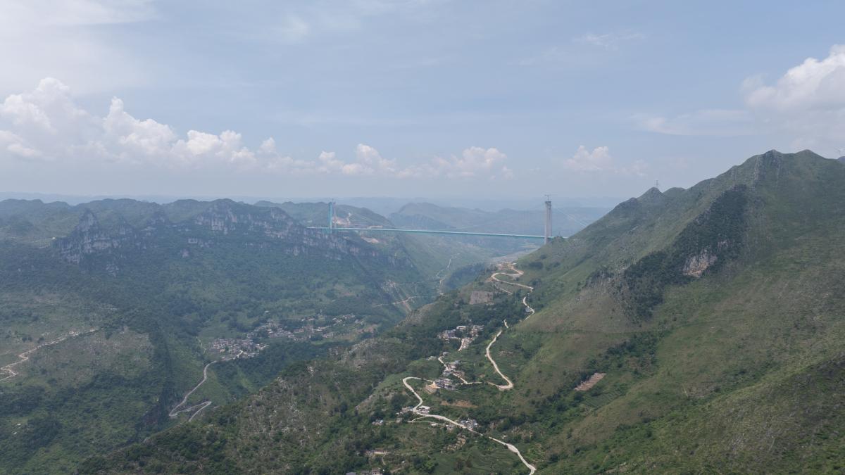 cel mai inalt pod din lume atrage turisti si aduce internet de mare viteza intr o regiune izolata din china