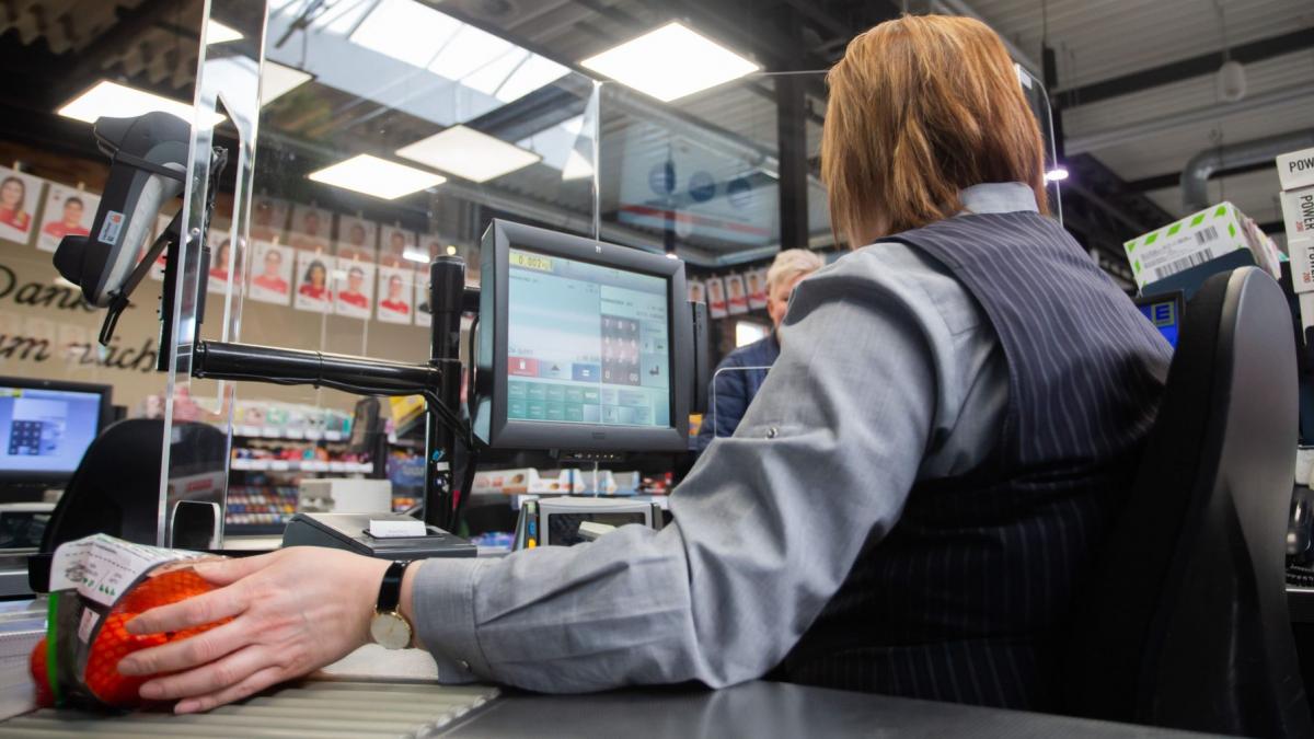cum a reusit sa fure o casiera a unui supermarket 100 000 de euro fara ca sefii sa observe