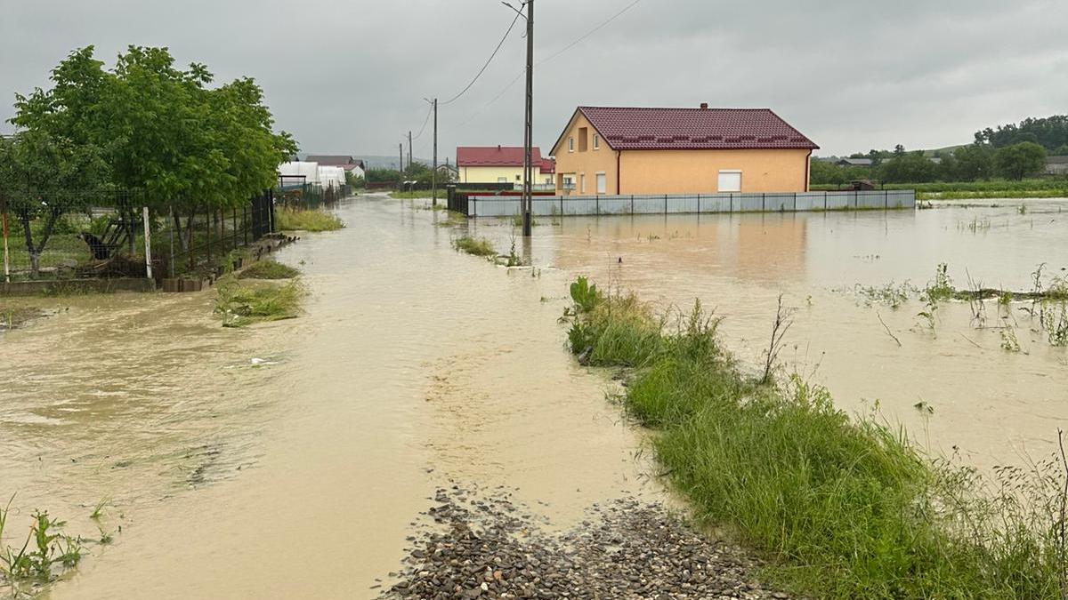 curti si drumuri nationale inundate si blocate in mai multe judete dupa ploile de sambata ro alert emis pentru pericol de inundatii