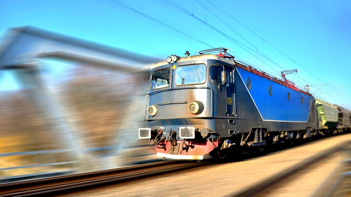 o locomotiva a luat foc in gara sinaia trenul transporta motorina interventie de urgenta a pompierilor
