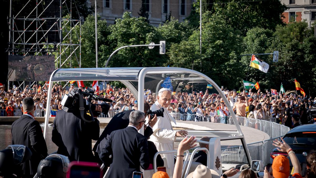 peste 1 2 milioane de oameni au participat la sluja oficiata de papa leon duminica in centrul madridului