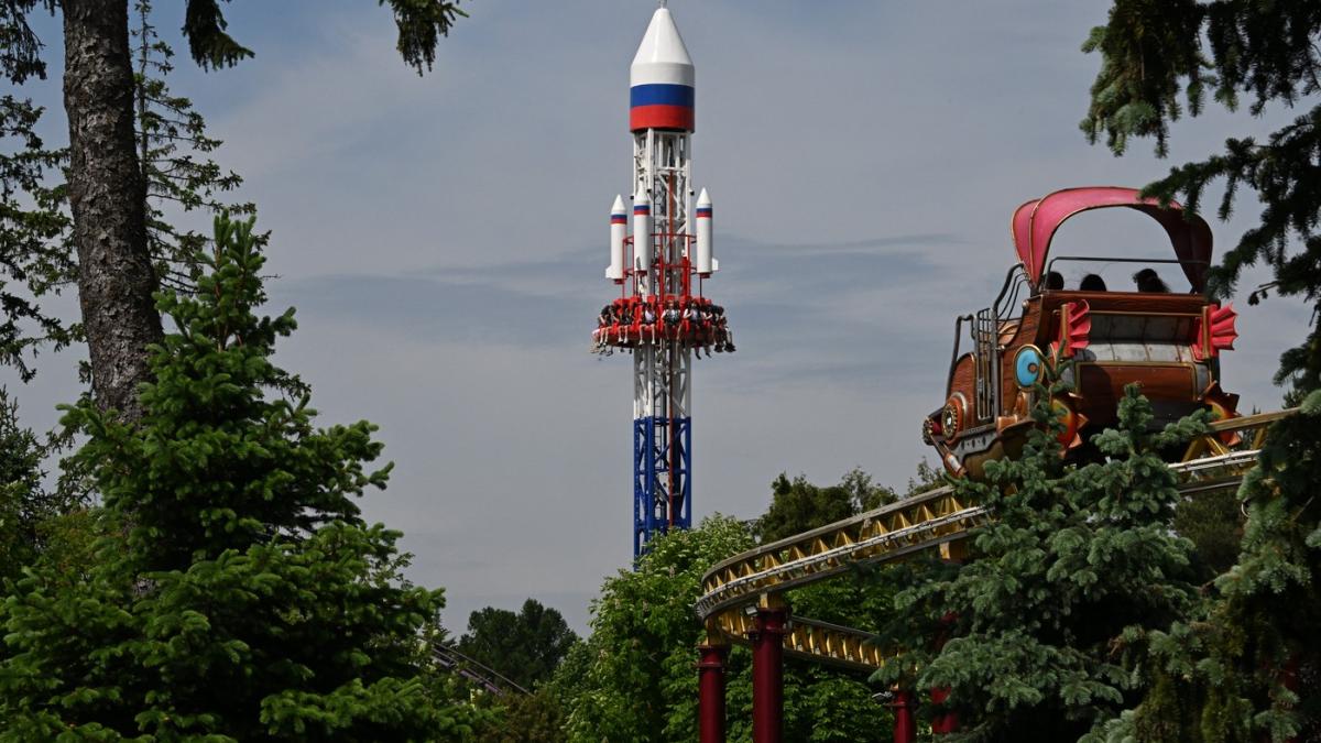 rusii se dau in oresnik intr un parc de distractii din sankt petersburg